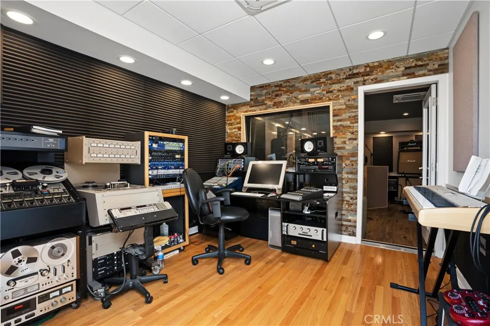 7921 Fallbrook West Hills, CA 91304