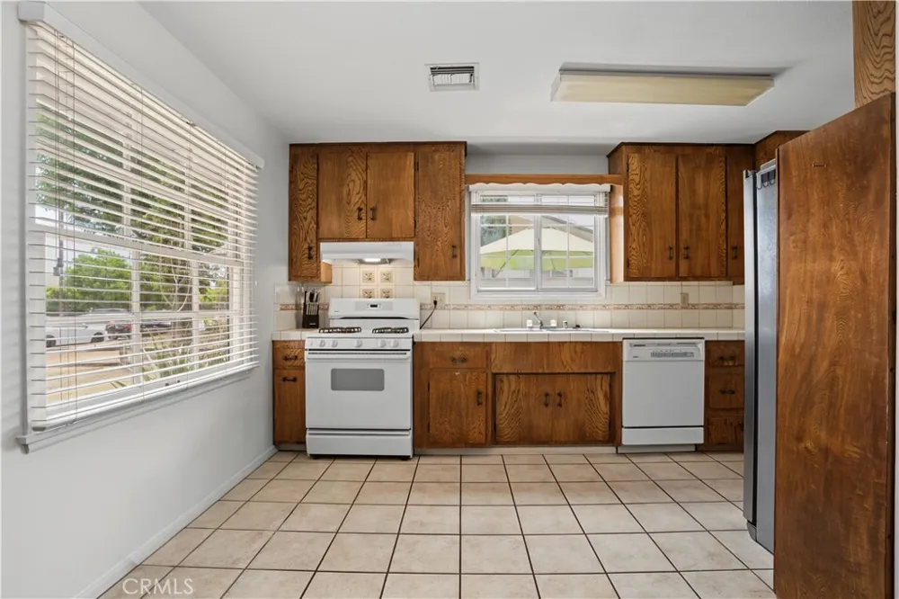 7921 Fallbrook West Hills, CA 91304
