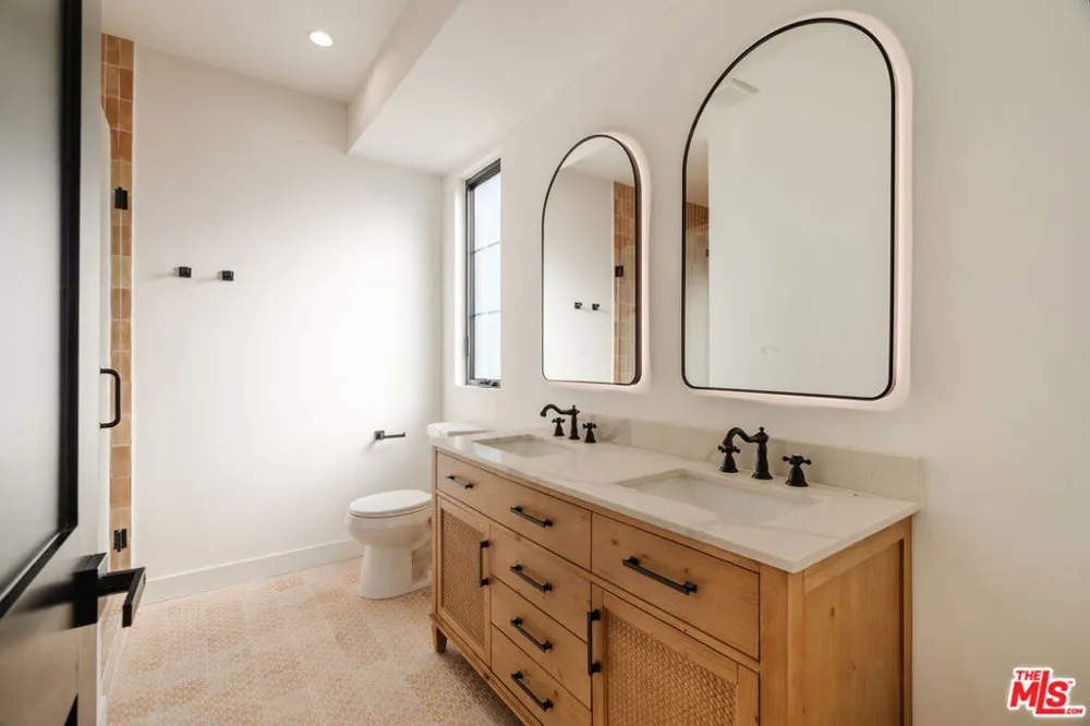 1952 S Garth Avenue #1/2 Los Angeles, CA 90034