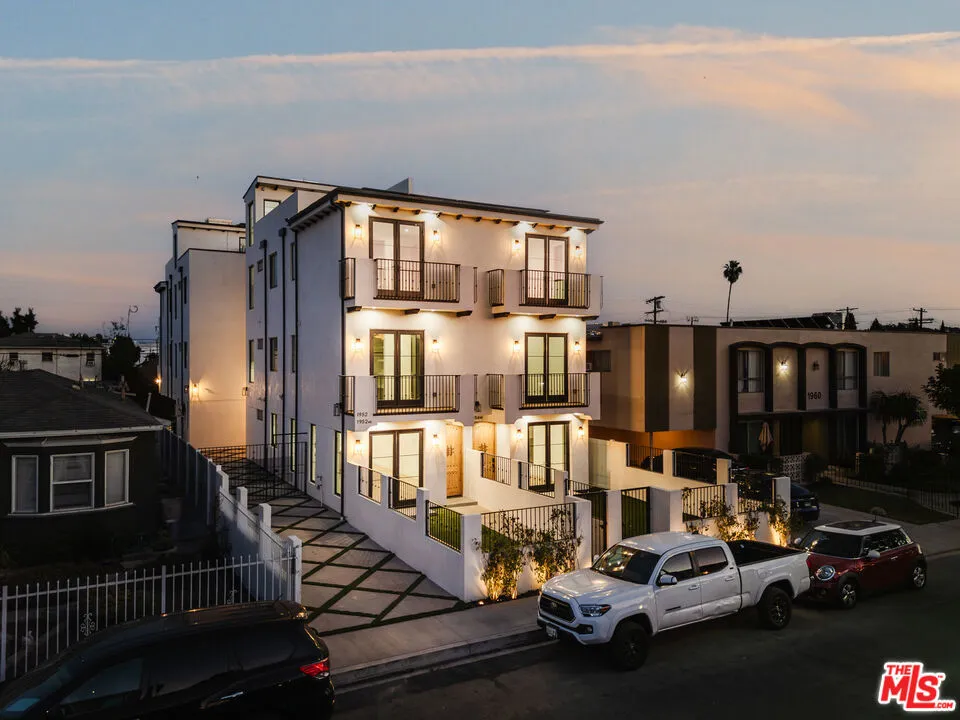 1952 S Garth Avenue #1/2 Los Angeles, CA 90034