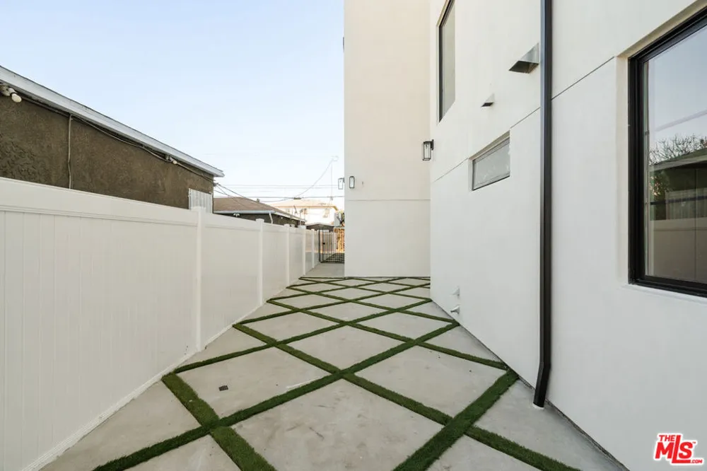 1952 S Garth Avenue #1/2 Los Angeles, CA 90034