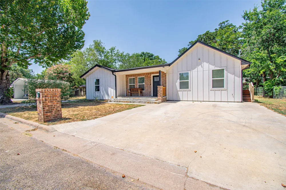 1704 Hoover Avenue Cameron, TX 76520