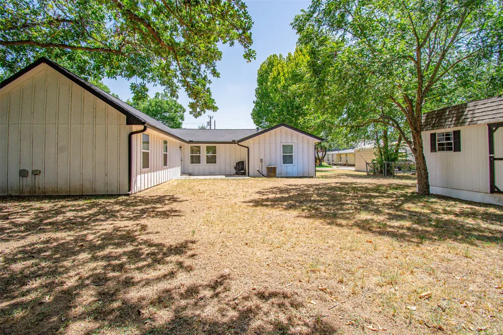 1704 Hoover Avenue Cameron, TX 76520