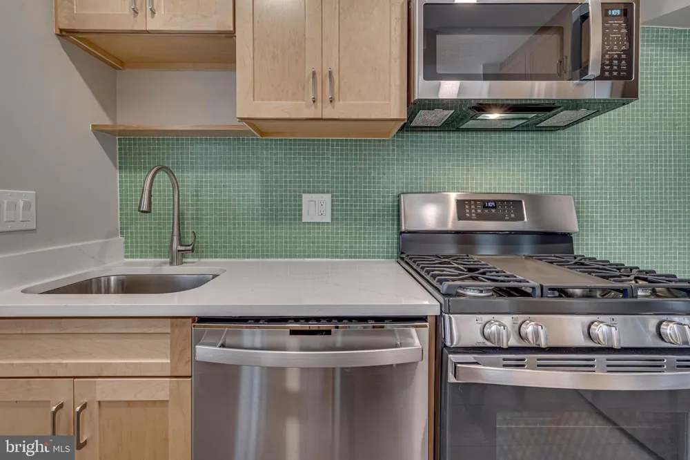 425 E LURAY AVENUE Alexandria, VA 22301