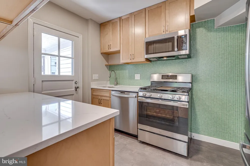 425 E LURAY AVENUE Alexandria, VA 22301