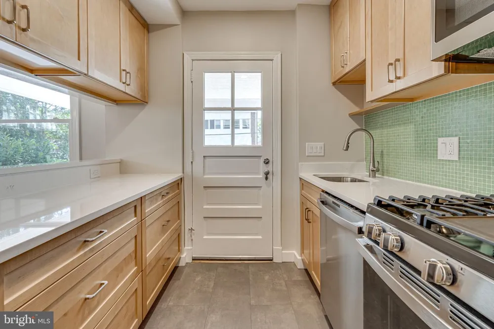 425 E LURAY AVENUE Alexandria, VA 22301