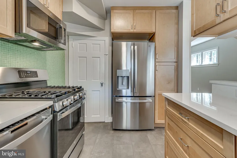 425 E LURAY AVENUE Alexandria, VA 22301