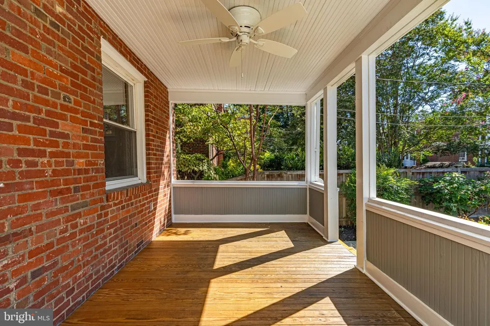 425 E LURAY AVENUE Alexandria, VA 22301