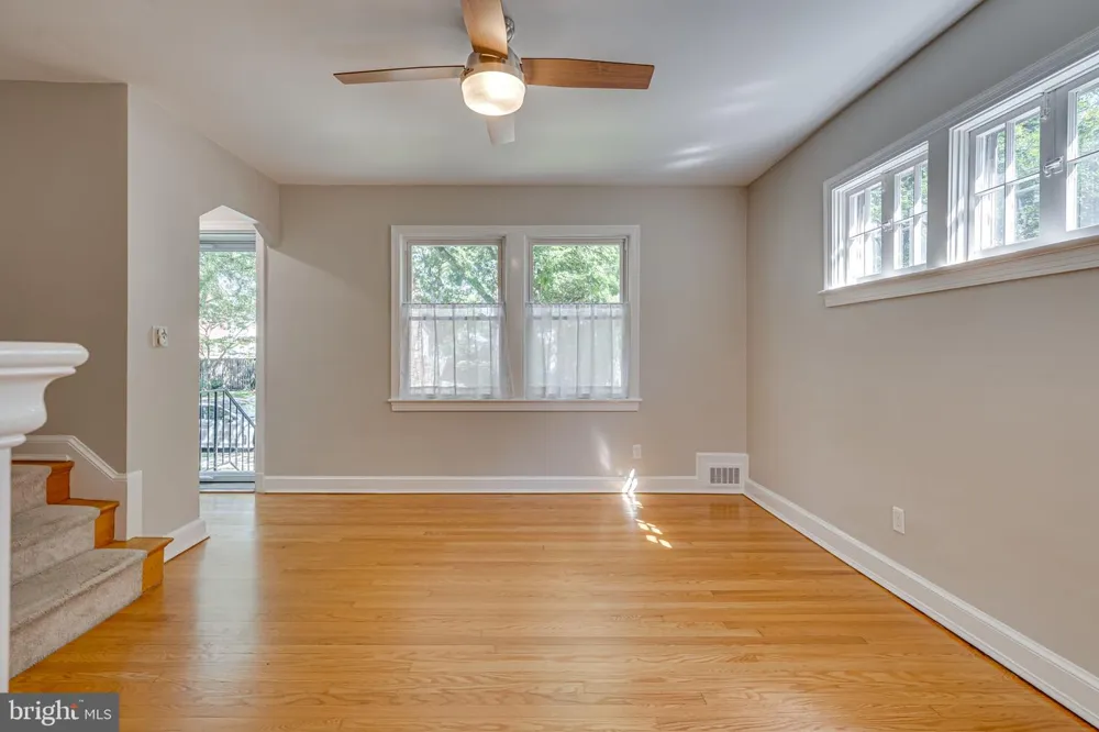 425 E LURAY AVENUE Alexandria, VA 22301