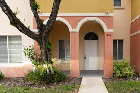 806 Santa Catalina Cir