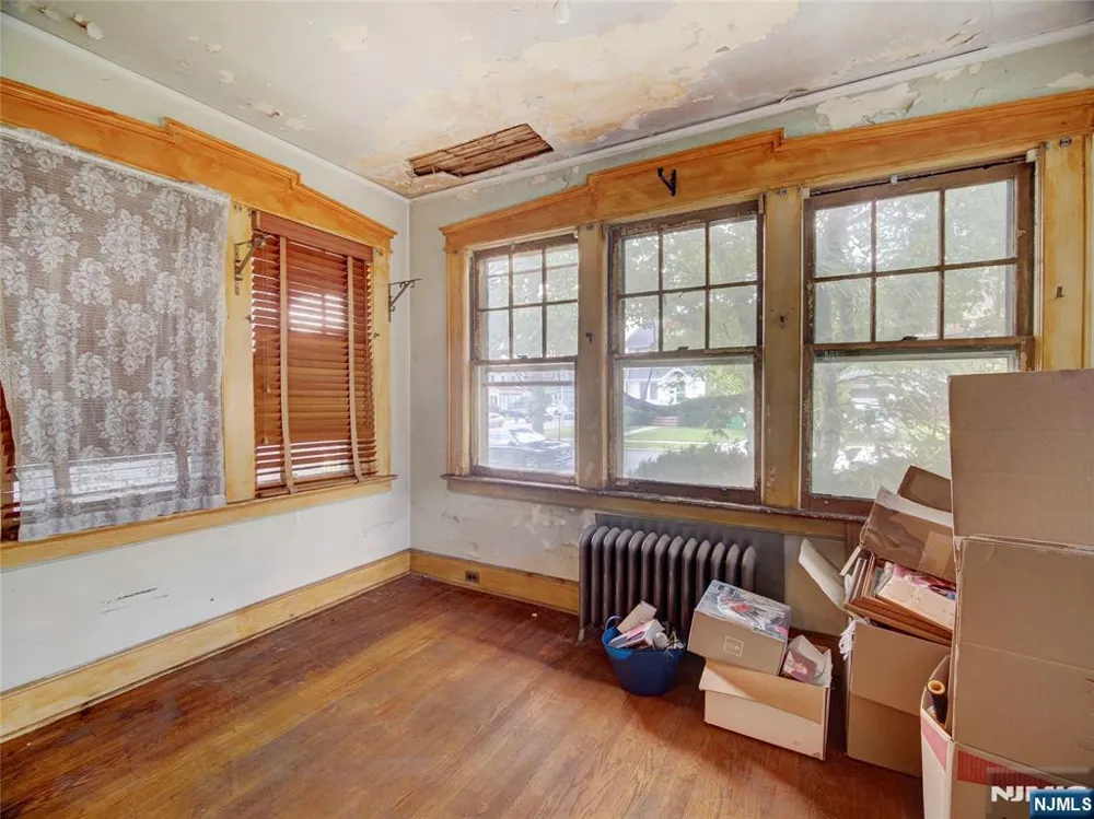 8 Whitman Avenue East Orange, NJ 07017