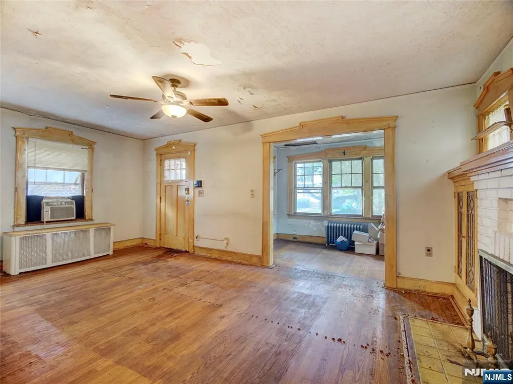 8 Whitman Avenue East Orange, NJ 07017