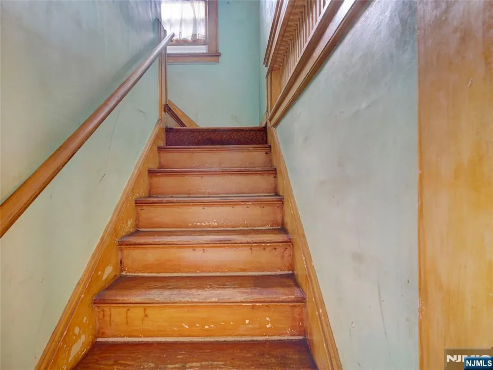 8 Whitman Avenue East Orange, NJ 07017