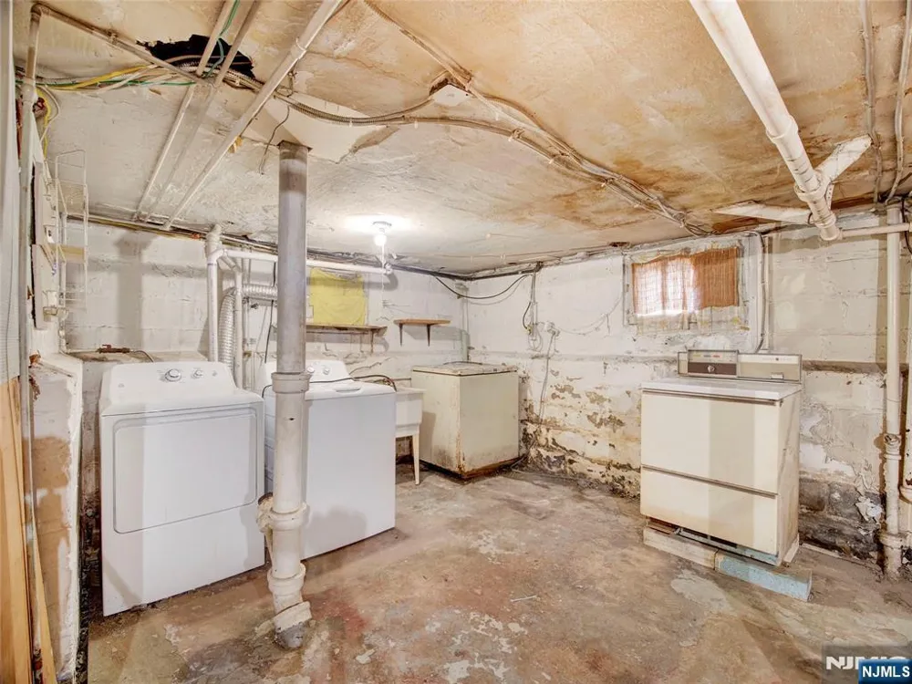 8 Whitman Avenue East Orange, NJ 07017