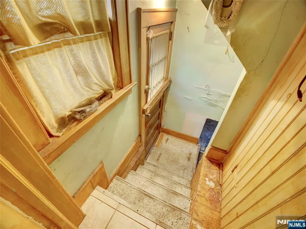 8 Whitman Avenue East Orange, NJ 07017