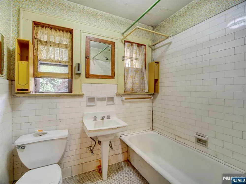 8 Whitman Avenue East Orange, NJ 07017