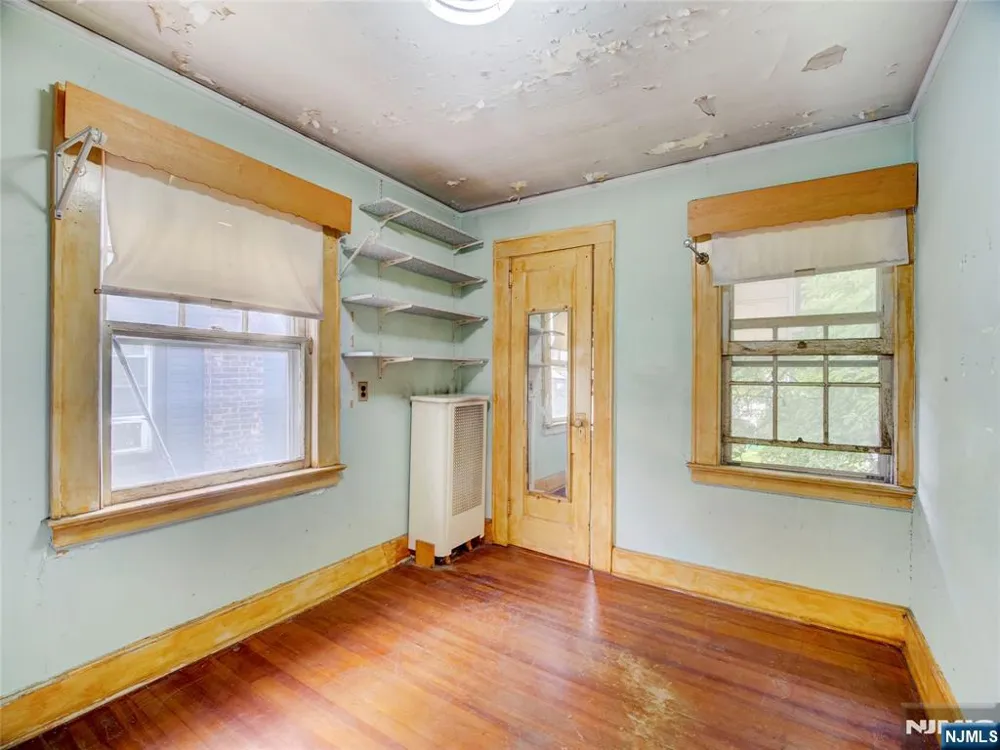 8 Whitman Avenue East Orange, NJ 07017