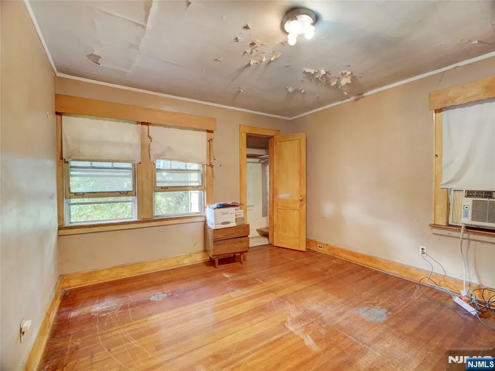 8 Whitman Avenue East Orange, NJ 07017