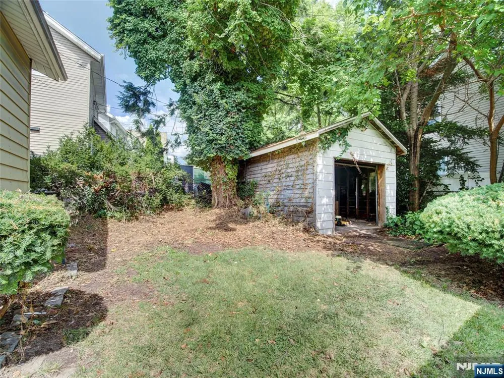 8 Whitman Avenue East Orange, NJ 07017