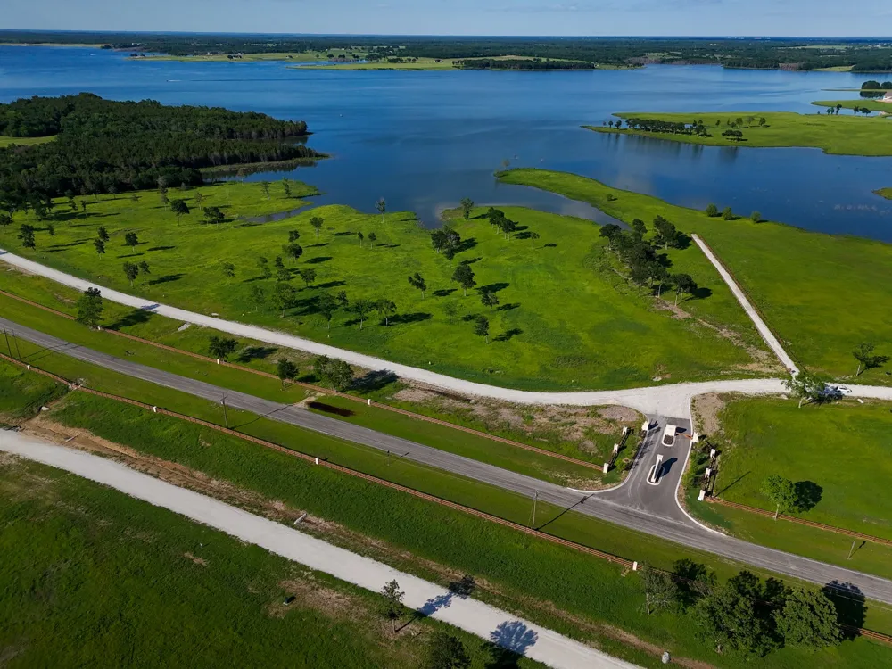 352 Lakeshore Lane Windom, TX 75492
