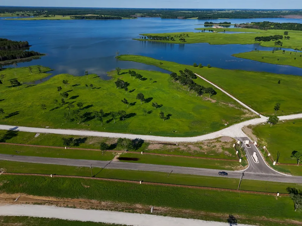 352 Lakeshore Lane Windom, TX 75492