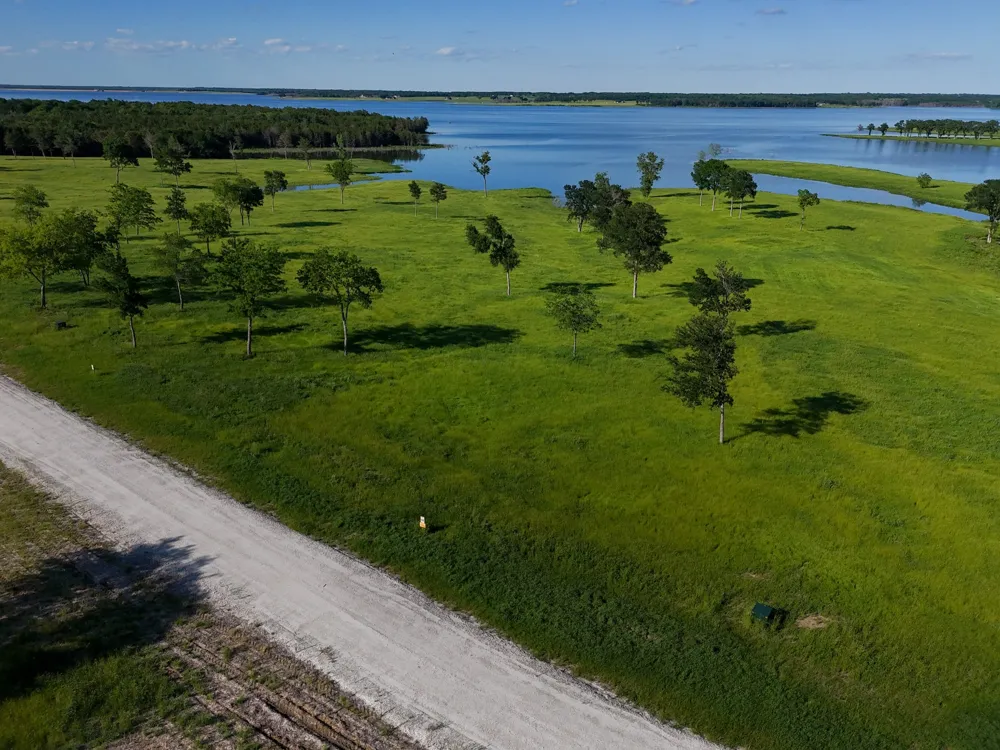 352 Lakeshore Lane Windom, TX 75492