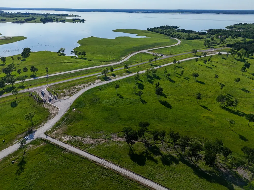 352 Lakeshore Lane Windom, TX 75492
