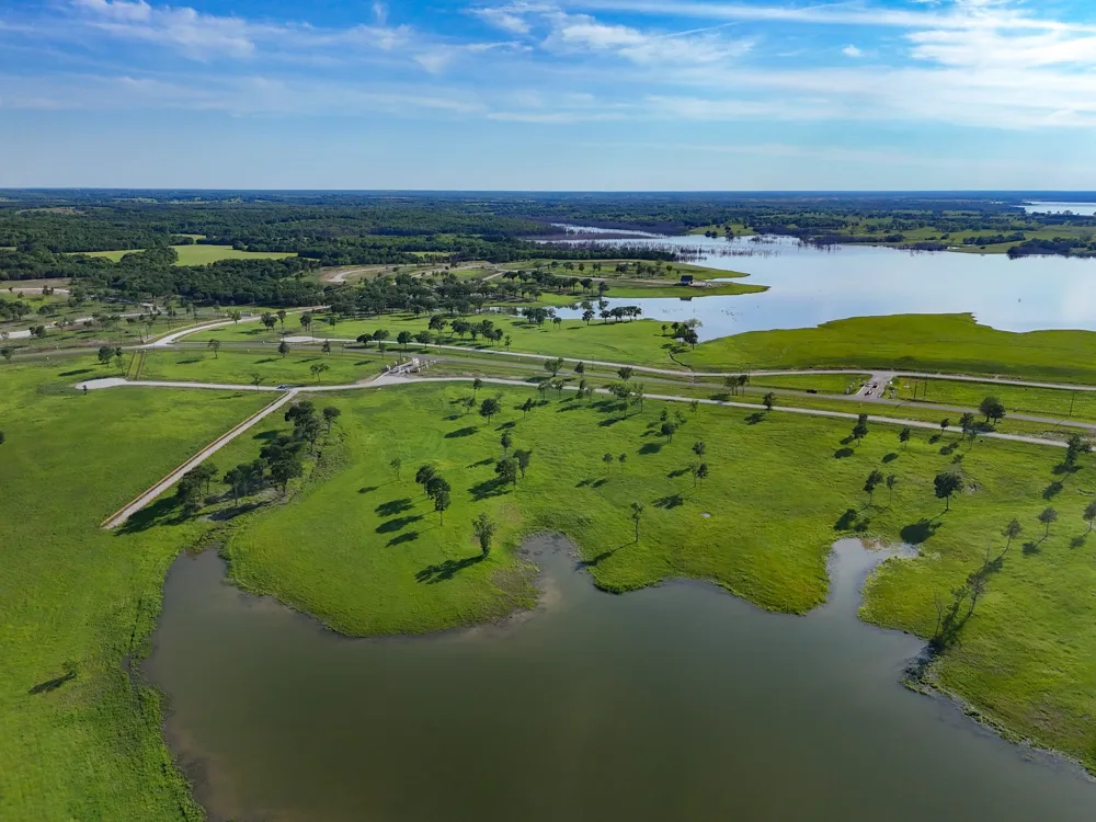 352 Lakeshore Lane Windom, TX 75492