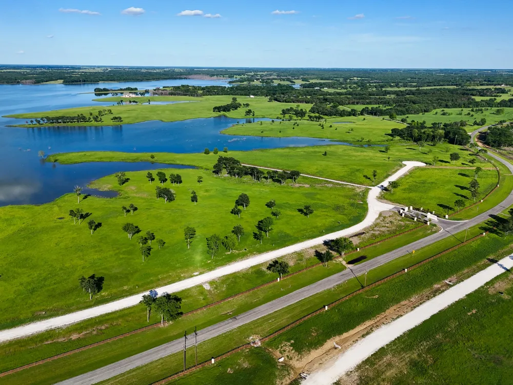 352 Lakeshore Lane Windom, TX 75492