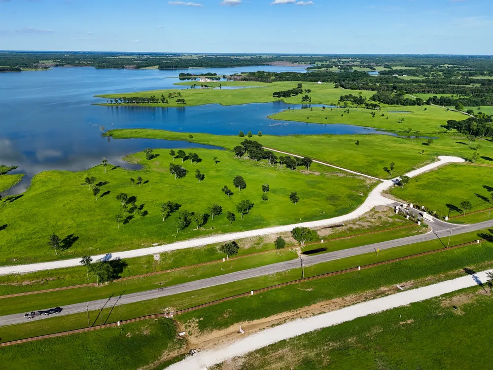 352 Lakeshore Lane Windom, TX 75492