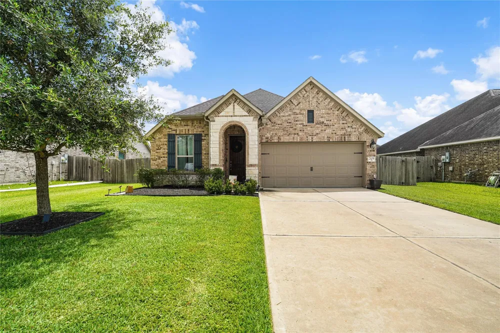 2109 Hickory Valley Court Pearland, TX 77581
