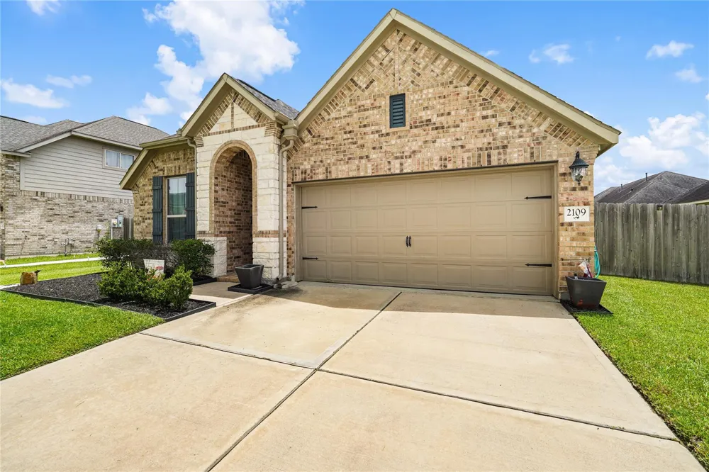 2109 Hickory Valley Court Pearland, TX 77581