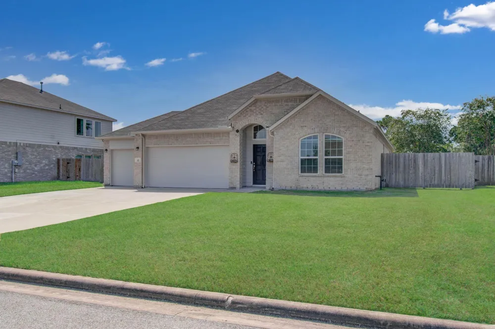 537 Green Meadows Drive West Columbia, TX 77486