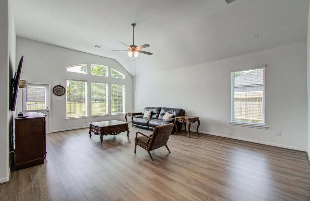 537 Green Meadows Drive West Columbia, TX 77486
