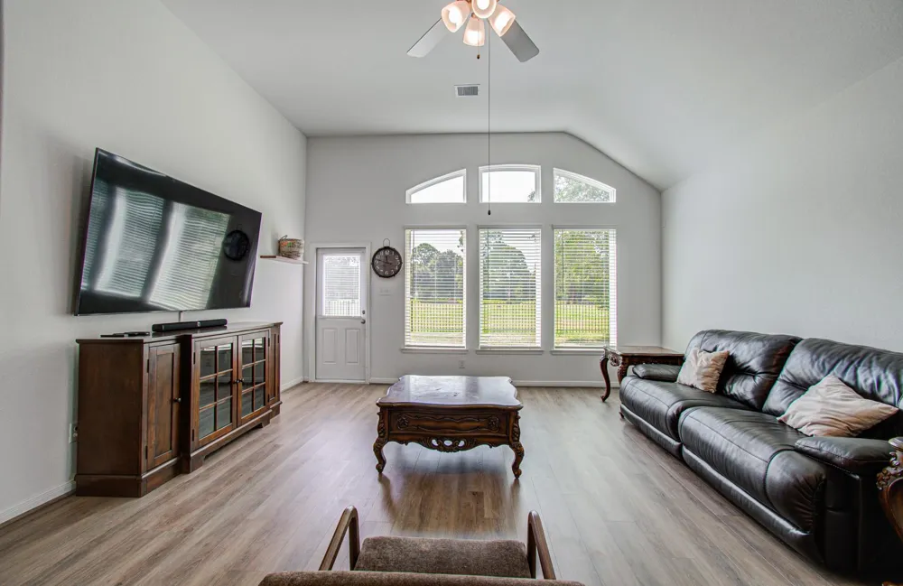 537 Green Meadows Drive West Columbia, TX 77486