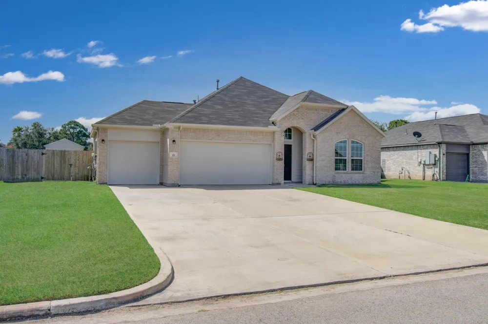 537 Green Meadows Drive West Columbia, TX 77486