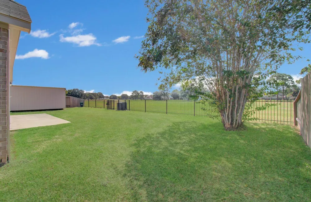 537 Green Meadows Drive West Columbia, TX 77486