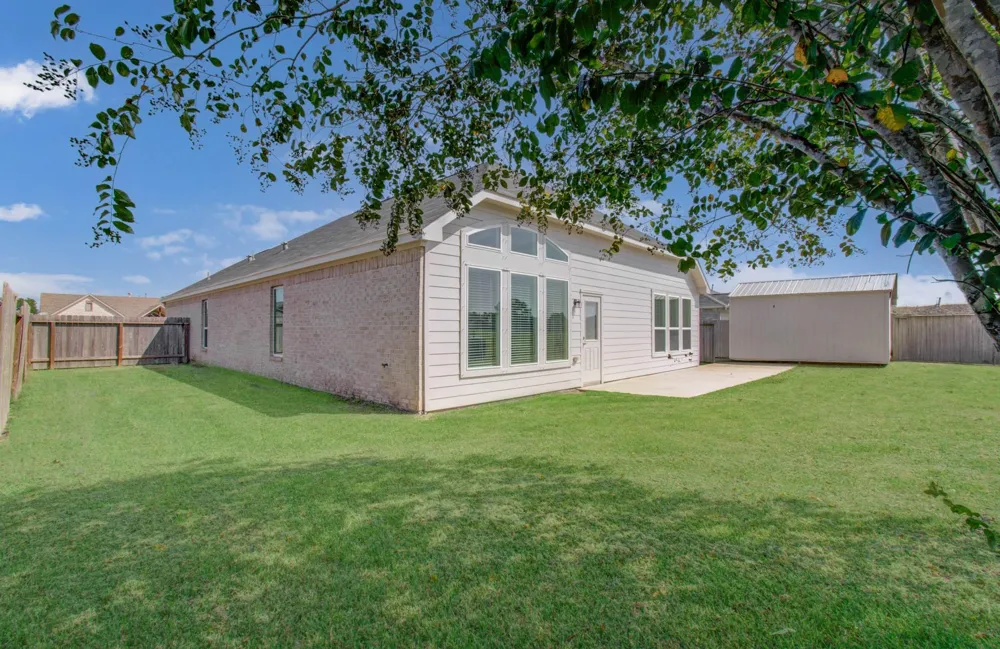 537 Green Meadows Drive West Columbia, TX 77486