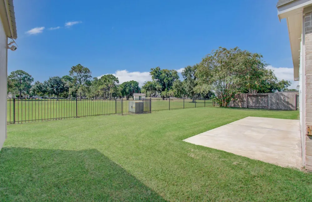 537 Green Meadows Drive West Columbia, TX 77486