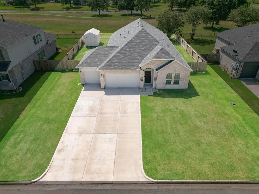 537 Green Meadows Drive West Columbia, TX 77486