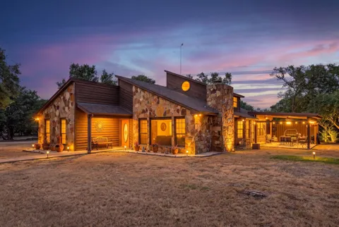 1438 Bend Of The Bosque Road
