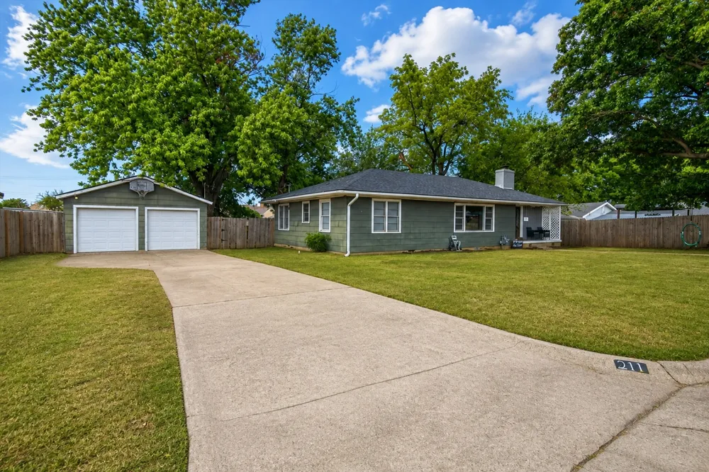 211 SE Queenstown Avenue Bartlesville, OK 74006