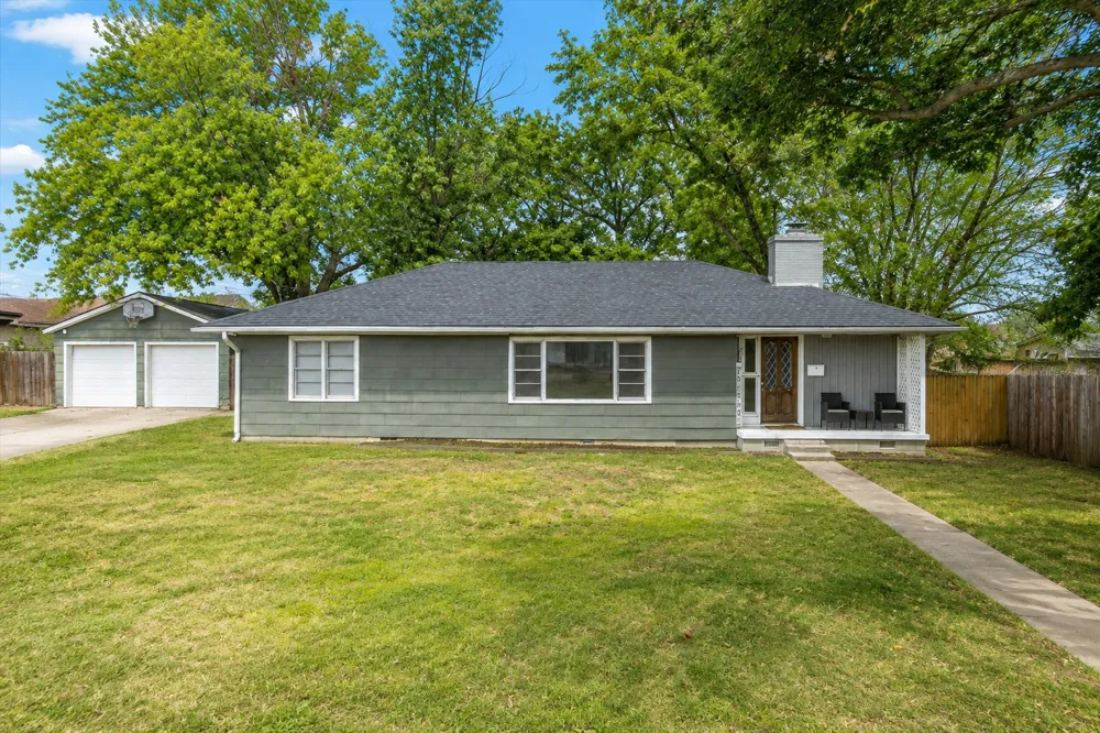211 SE Queenstown Avenue Bartlesville, OK 74006