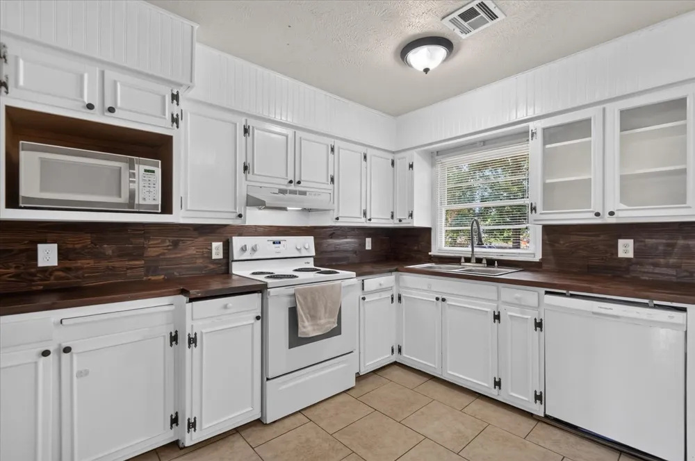 211 SE Queenstown Avenue Bartlesville, OK 74006