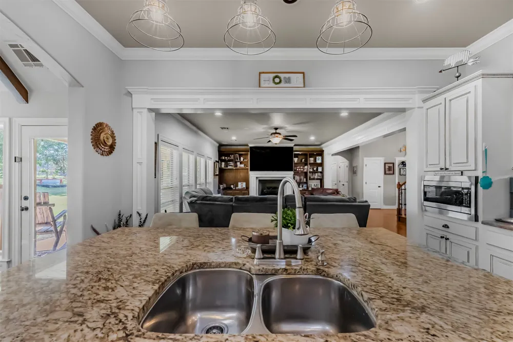 107 Williamsburg Street Catoosa, OK 74015
