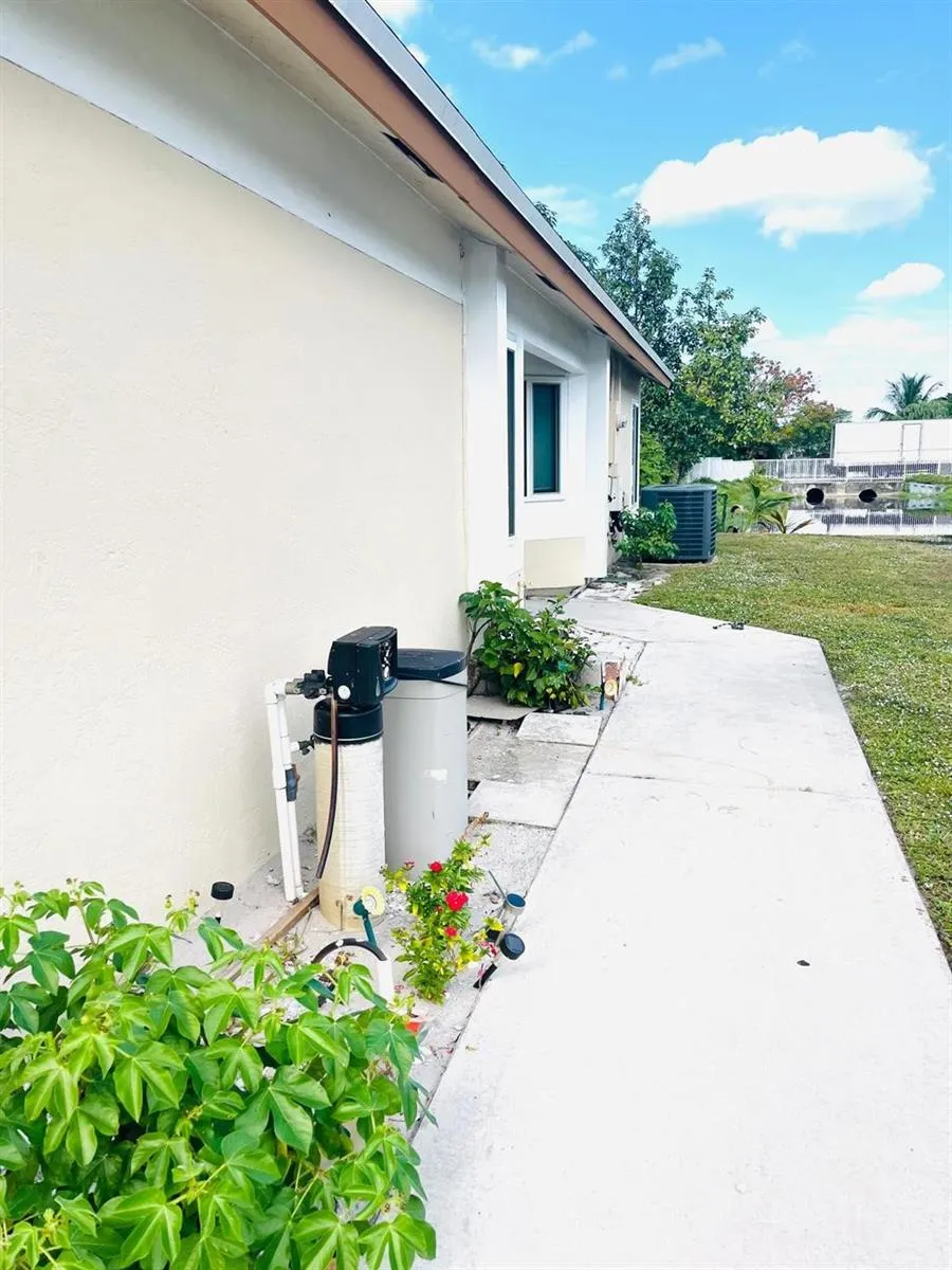 838 E PALM RUN DRIVE North Lauderdale, FL 33068