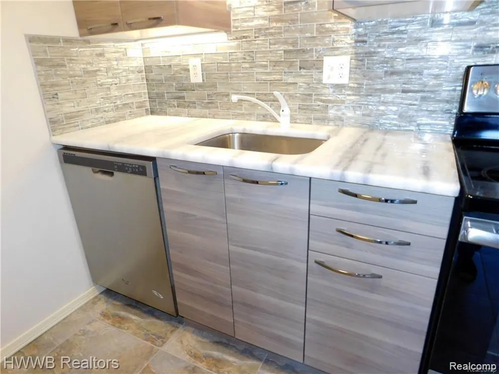 805 PLATE STREET #210 Rochester City, MI 48307