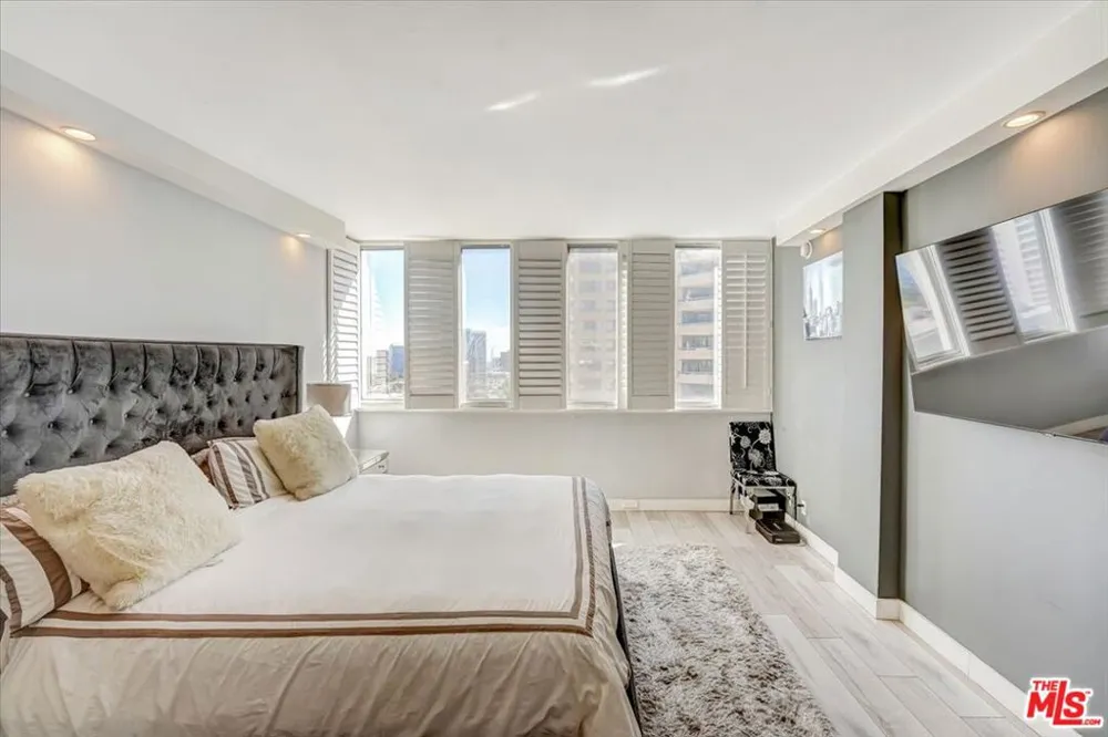 10433 WILSHIRE BOULEVARD #1202 Los Angeles, CA 90024