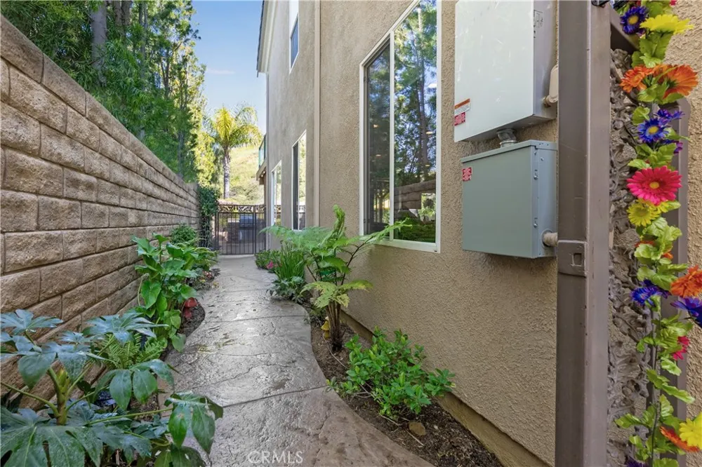 22019 Gold Canyon Drive Saugus, CA 91390