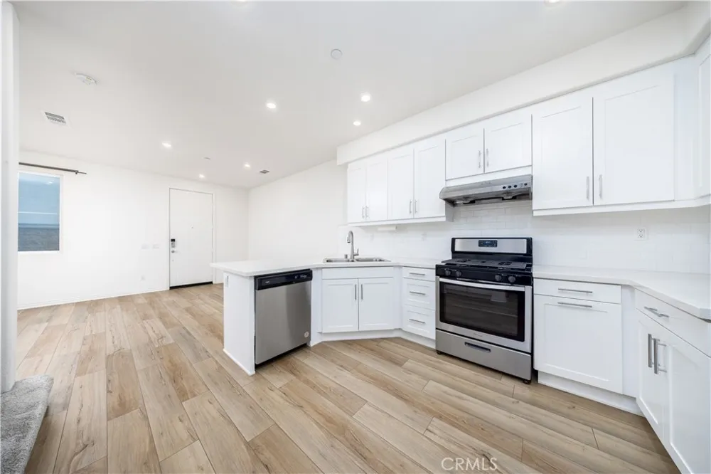 17 Aria South El Monte, CA 91733